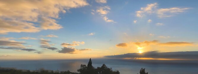 Trip San Marino Insel Urlaub - La Palma macht ihrem Beinamen, die Schöne, alle Ehre. Das Kleinod im Atlantik erstrahlt in sattem Grün, verziert mit hübschen landestypischen Villen in den weit gestreuten Dörfern, eingerahmt von weichen Wellen des dunkelblauen atlantischen Ozeans, am Himmel ziehen malerische Formationen, bauschiger weißer Schäfchenwolken. Eine Bilderbuchidylle zum Verlieben. Die beliebtesten Orte für La Palma Ferien, locken mit besten Angebote für Hotels und Ferienunterkünfte mit Werbeaktionen, Rabatten, Sonderangebote für La Palma Urlaub buchen. Reisedaten eingeben und Hotel Flug Mietwagen Attraktionen Taxis für eine La Palma Reise flexibel buchen. Sollten sich die Pläne ändern, sind viele der Unterkünfte und Zimmer auf La Palma kostenfrei stornierbar.