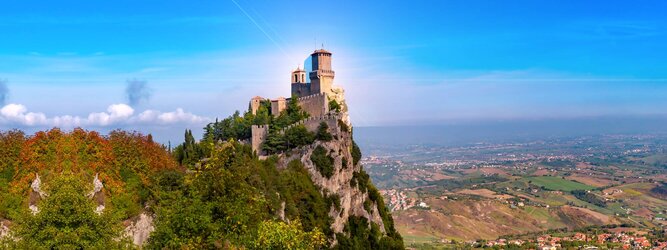 Trip San Marino Urlaubsdestination - San Marino – Hol ihn dir – den heißbegehrten Einreise-Stempel von San Marino. Nimm deinen Reisepass, besuche die örtliche Tourismusbehörde, hier wird die kleine Trophäe in dein Reisedokument gestempelt, es sieht gut aus und ist eine supertolle Urlaubserinnerung. Dieses neue Trendy-Reiselust-Souvenir passt ausgezeichnet zu den anderen außergewöhnlichen Stempeln deiner vergangenen Reisen. San Marino ist ein sehr interessanter Zwergstaat, eine Enklave, vollständig von Italien umgeben, eine der ältesten bestehenden Republiken und eines der reichsten Länder der Welt. Die beliebtesten Orte für Ferien in San Marino, locken mit besten Angebote für Hotels und Ferienunterkünfte mit Werbeaktionen, Rabatten, Sonderangebote für San Marino Urlaub buchen.