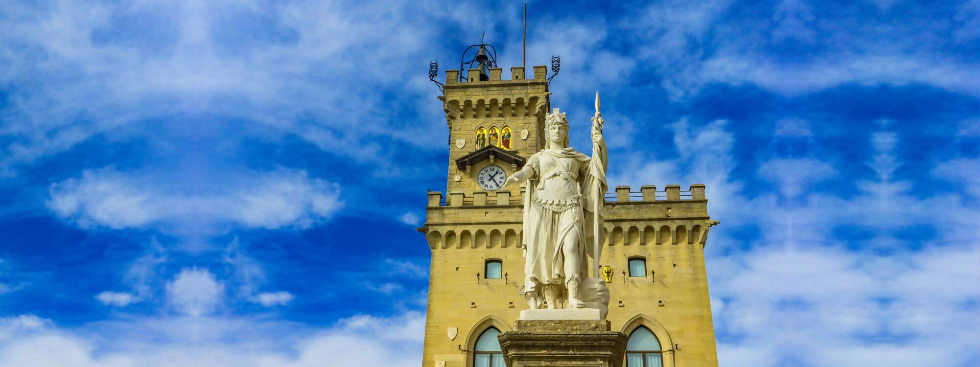 Blick auf die Freiheitsstatue vor dem oeffentlichen Palast in San Marino